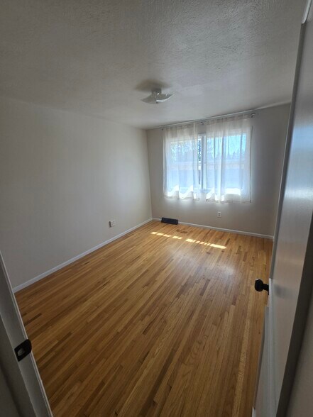 Building Photo - 3010 W Weile Ave