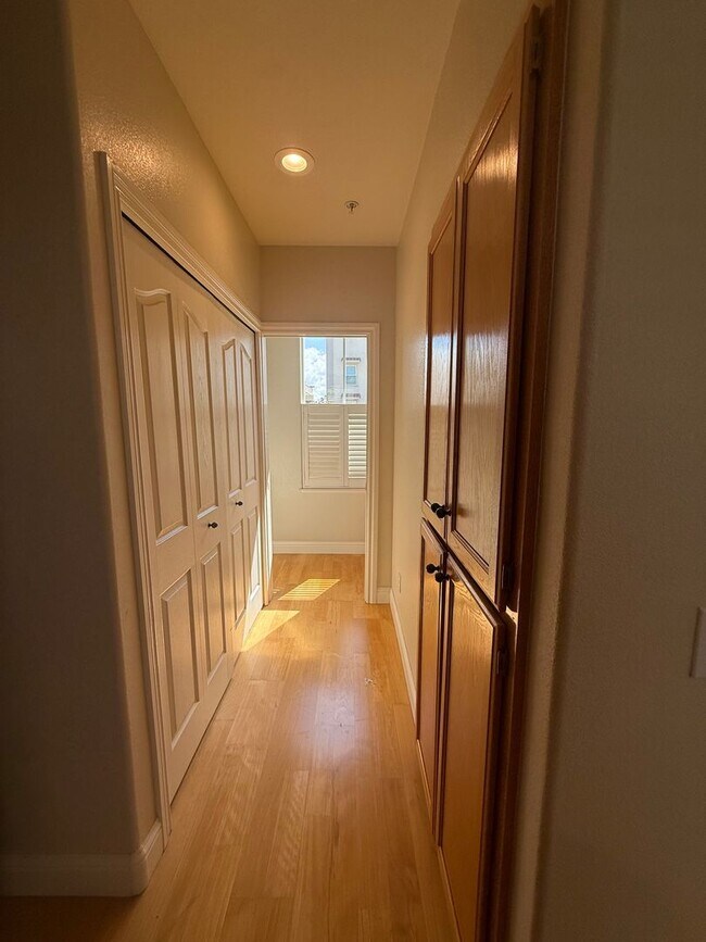 Building Photo - 2 bedroom 2.5 Bathroom Windsor Town Green Condo with carpet and A/C