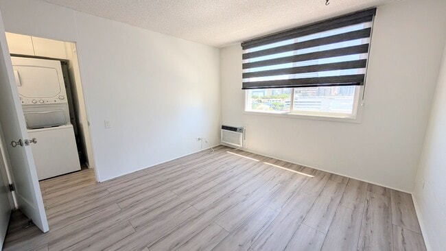 Building Photo - Beautifully Renovated 1/1/1 at Kalakaua Sands