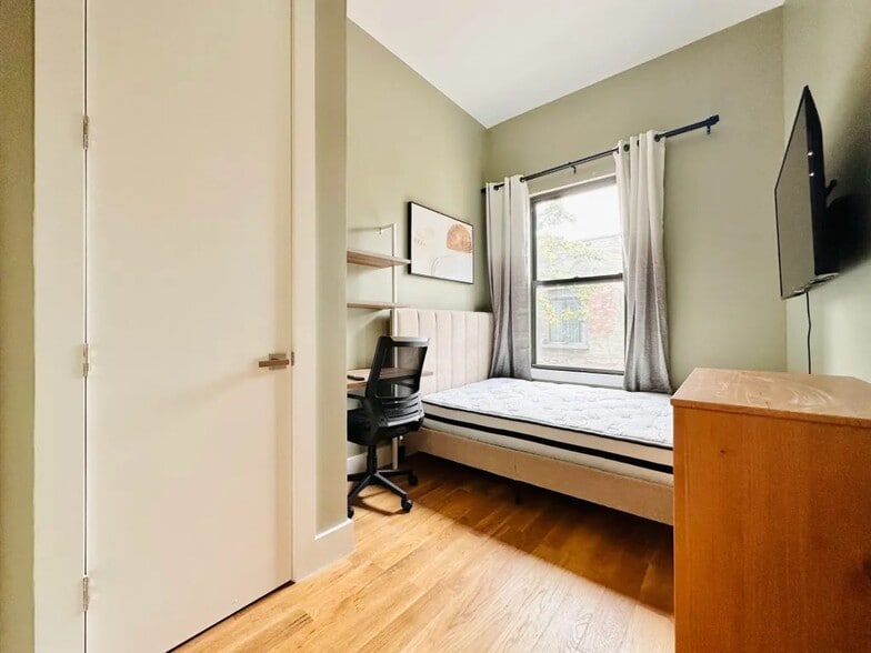 Building Photo - Furnished room/NOT APARTMENT