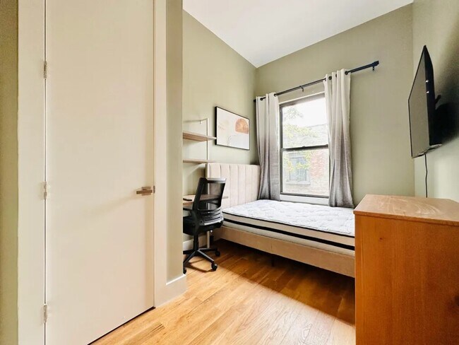 Building Photo - Furnished room/NOT APARTMENT