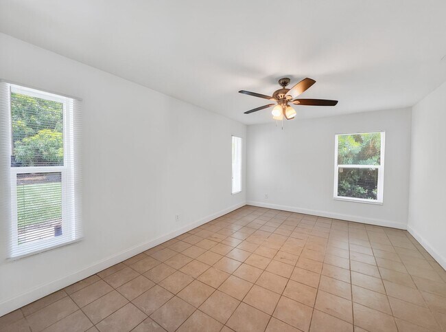 Building Photo - Annual rental offering privacy and space on 1.14 acres in Naples!