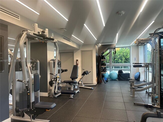 Building Photo - 1541 Brickell Ave