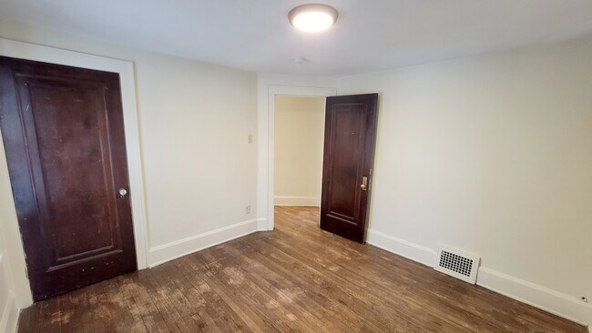 Building Photo - 924 Stadelman Ave