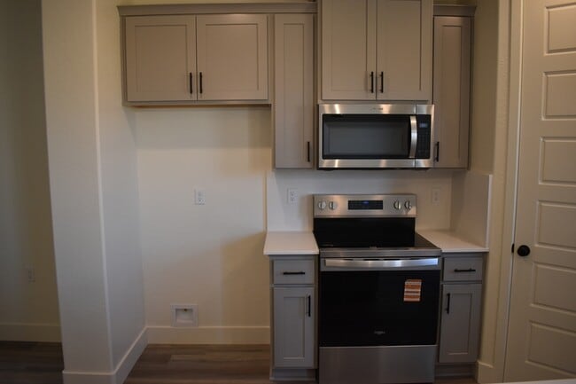 Building Photo - 744 Stephanie Dr