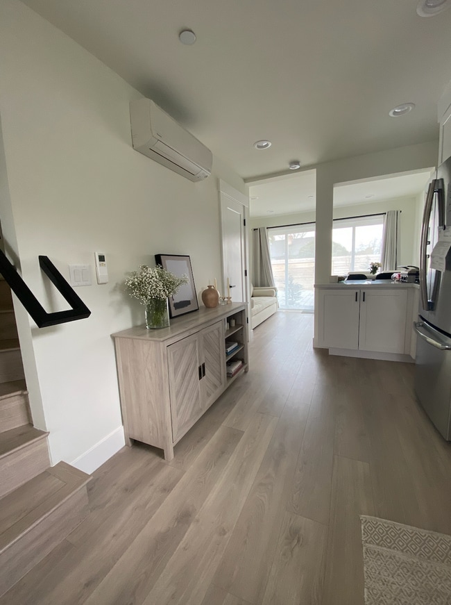 Building Photo - Modern Ballard Townhouse | 3 Beds, 2.5 Bat...