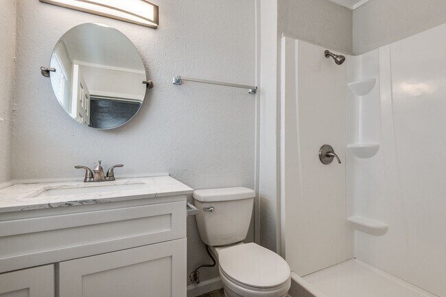 Building Photo - Beautifully Updated, Modern Finishes!