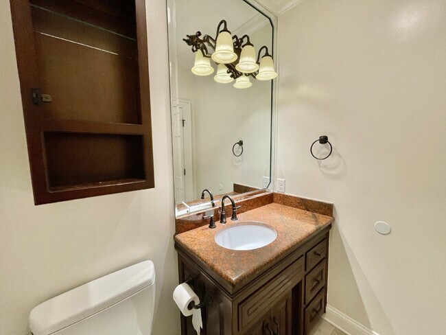 Building Photo - 4 Bed, 4 And A Half Bath Nest In Haymount
