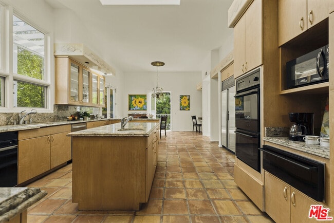 Building Photo - 3780 1/2 Multiview Dr