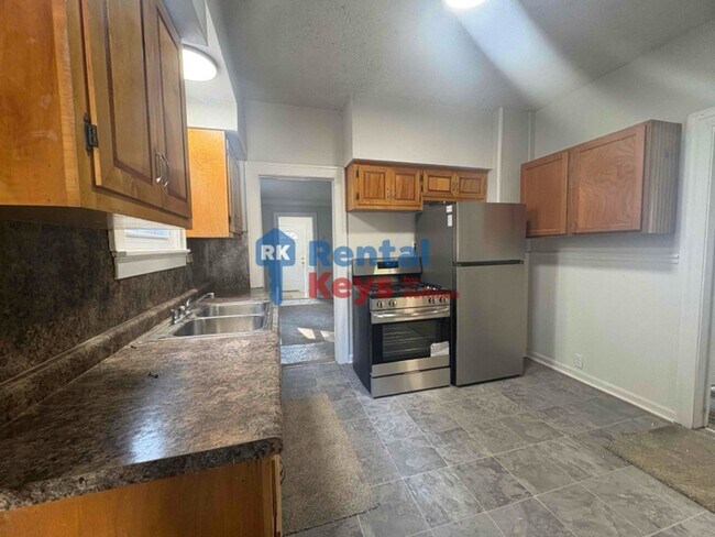 Building Photo - Two Bedroom House | Detached Garage