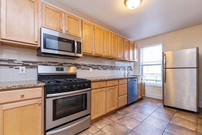 Building Photo - 204 Christopher Columbus Dr