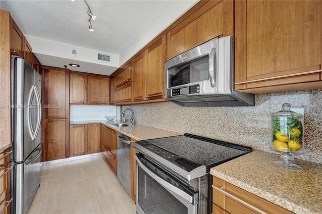 Building Photo - 3500 Mystic Pointe Dr