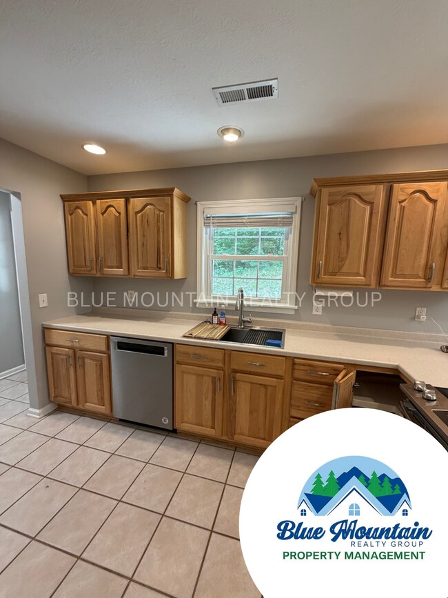 Building Photo - Canton - Easy commute to Asheville only 23 minutes