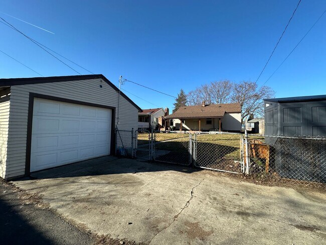 Building Photo - Dont Miss this 3 Bedroom 2 Bath Shadle Ran...