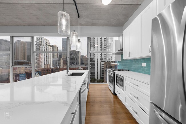 Building Photo - Amazing Views, Tons of Light and Space, an...