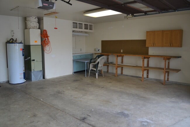 Building Photo - Beautiful Home w/Fenced Yard, Garage Is Minutes Away from Nike, Intel & MORE!