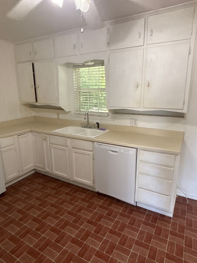 Building Photo - Cute 2/2/1 in the heart of Pollard Park area!