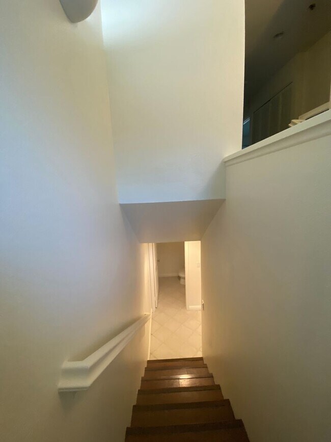 Building Photo - Awesome Townhouse in El Segundo w/Laundry in Unit, Garage and Pool