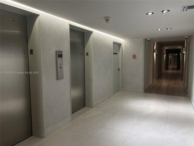 Building Photo - 5415 Collins Ave