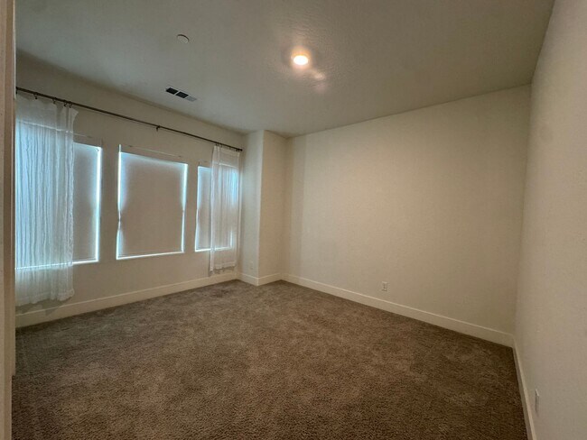 Building Photo - 601 Wishon Ave W