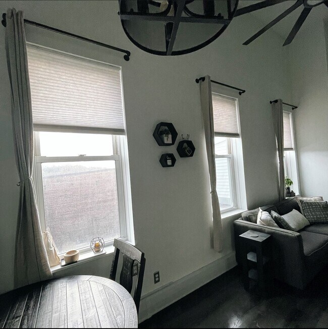 Building Photo - 405 Main St