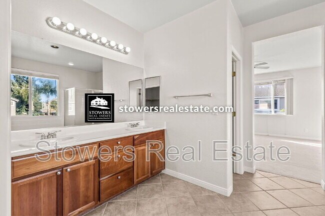 Building Photo - 1570 Eastlake Cir