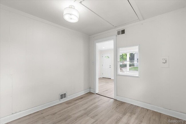 Building Photo - 125 E Brickley Ave
