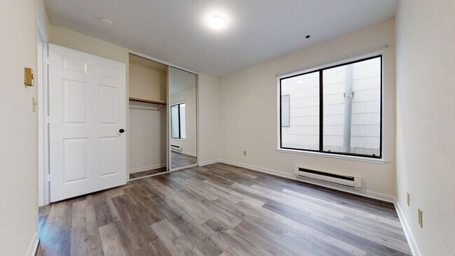 Building Photo - Charming 2BD/1BA Apartment in Prime Neighborhood with Parking
