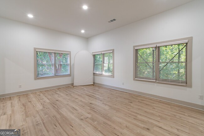 Building Photo - 651 Briarleigh Way