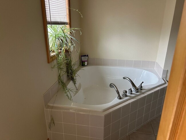 Building Photo - 3 bedroom home with deck views of the lake and mountains in Lakeside!