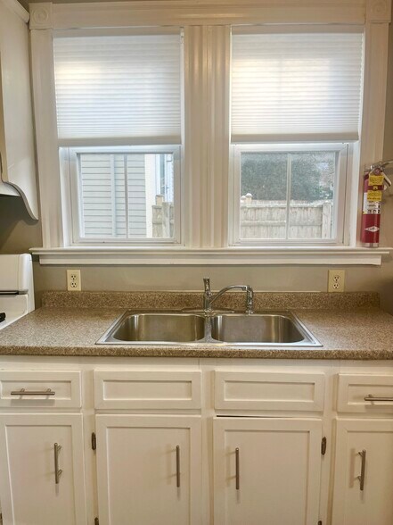 Sunny kitchen! - 11 Sherman St