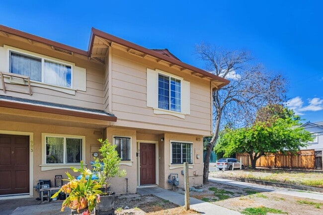 Building Photo - 985 Bellhurst Ave