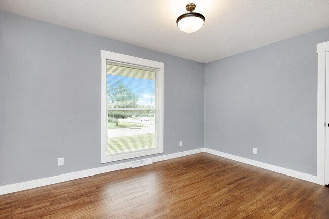 Building Photo - 1801 Elaine Dr