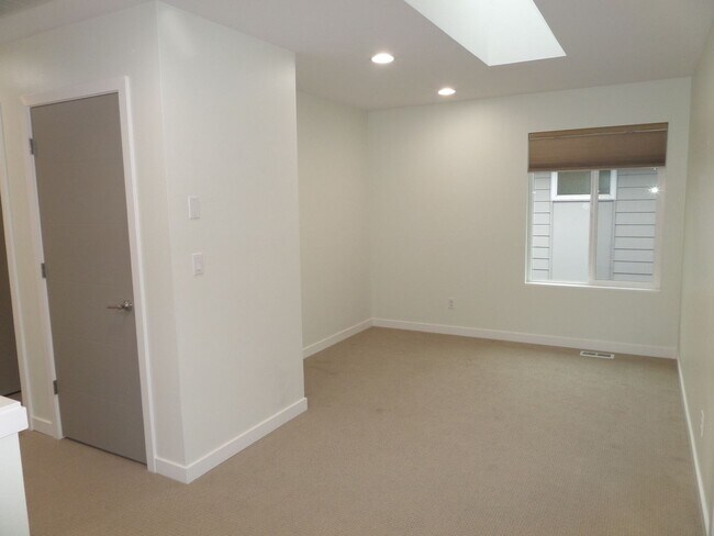 Building Photo - Immaculate and LARGE 4-Bedroom Home in Unb...