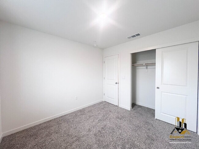 Building Photo - 2081 Blue Star Dr