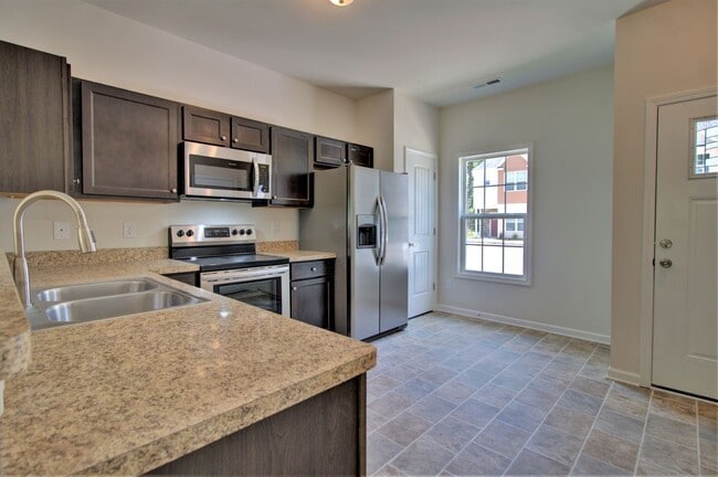 Building Photo - 2 BR/ 2.5 Bath Townhome located in The Tow...