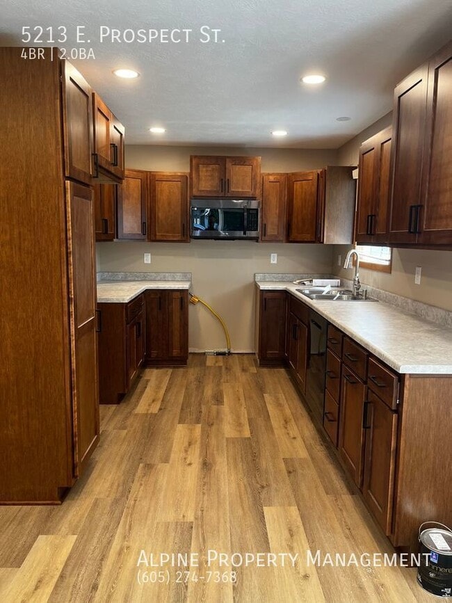 Building Photo - Newly Renovated 4 Bed/2 Bath East Side Ran...