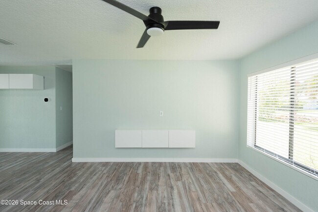 Building Photo - 347 S Lakeside Dr