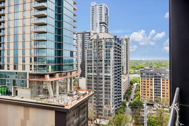 Building Photo - 70 Rainey St