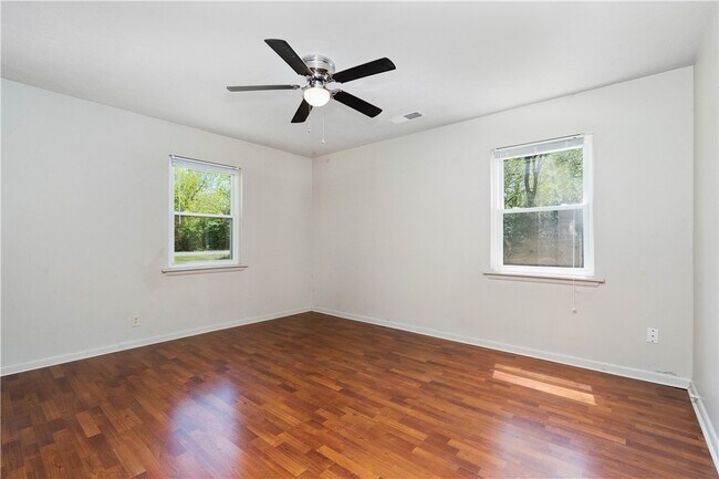 Building Photo - 1551 N Stephens Ave