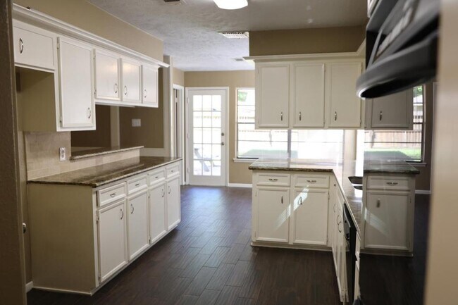 Building Photo - 2215 Silver Falls Dr