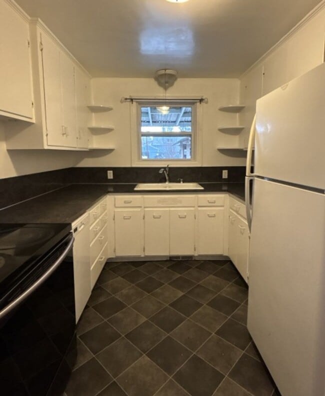 Building Photo - 2Bd/1Ba Single Story House - For Viewing!