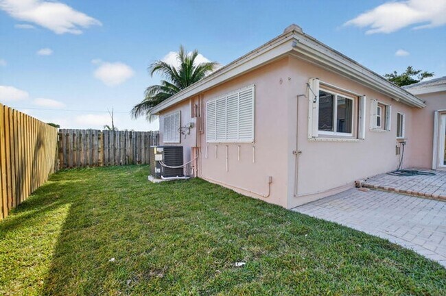 Building Photo - 467 NE 31st St