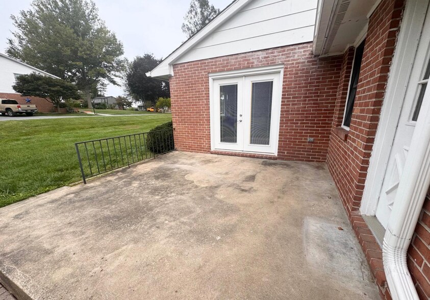 Building Photo - 2710 Academy Dr