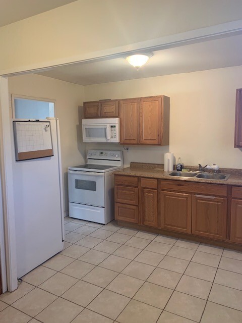 Building Photo - Quaint & Cozy Home