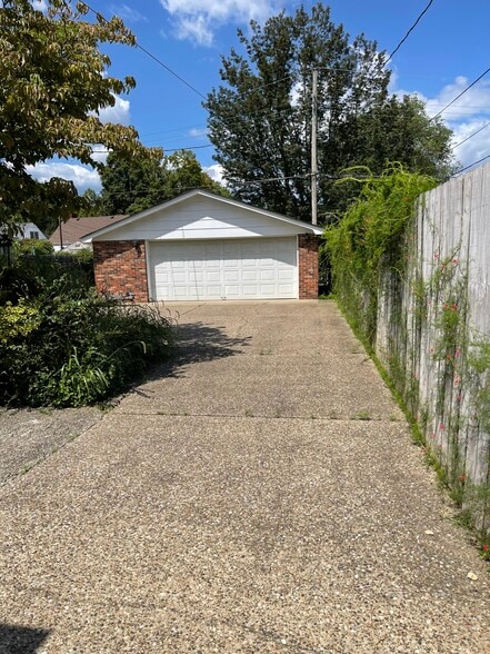 Garage - 1411 Falcon Dr