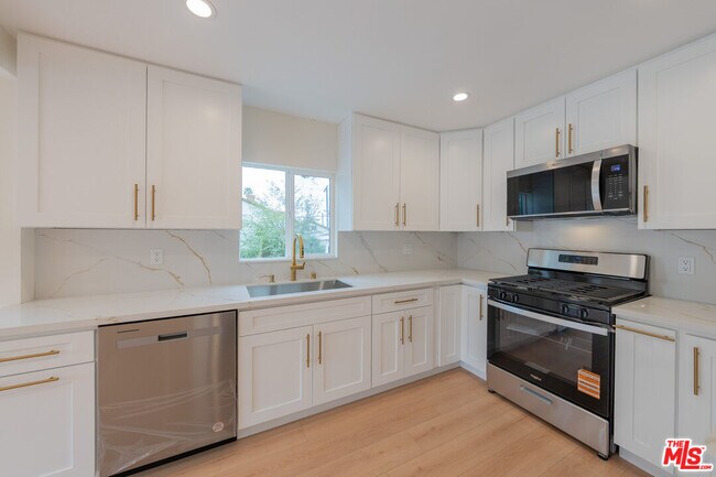 Building Photo - 7755 Day St