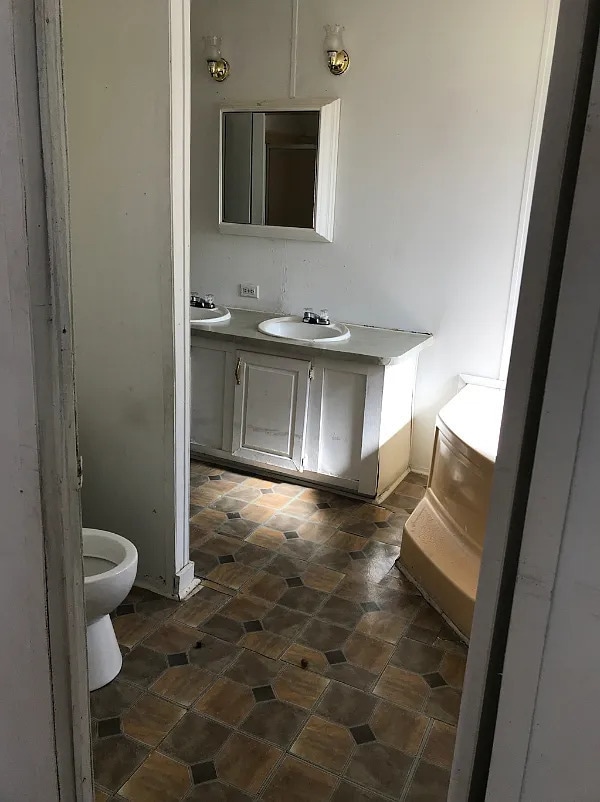 Building Photo - 3 Bedroom 2 bathroom