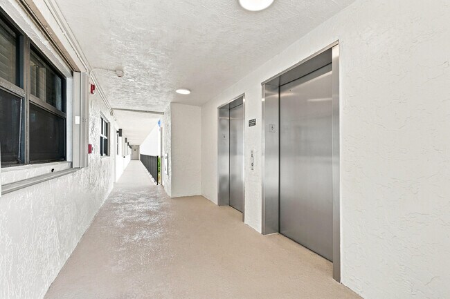 Building Photo - 10310 S Ocean Dr