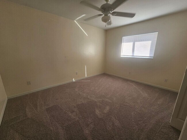 Building Photo - 3/2/2 Annual Rental Available!!